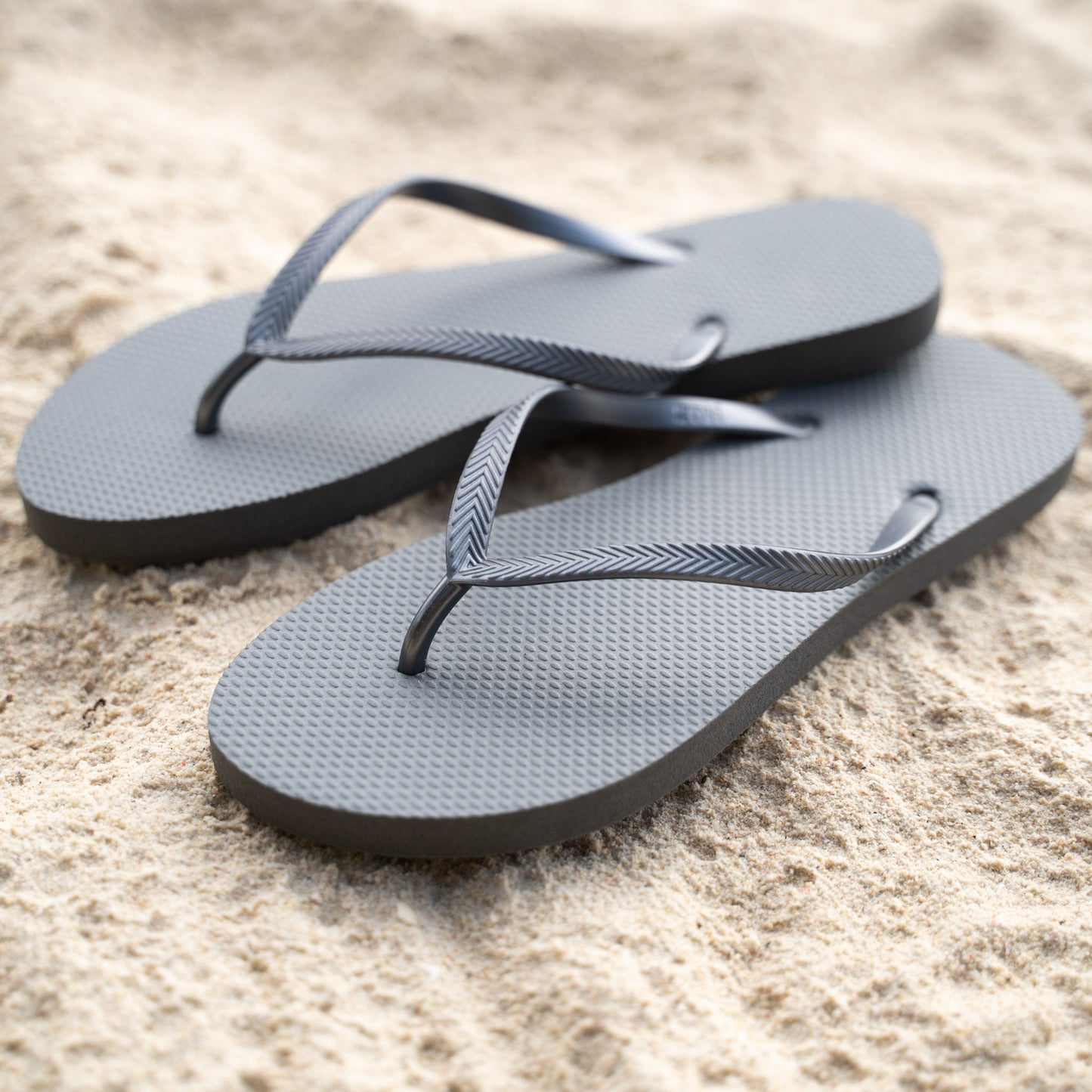 Zori Days Womens Flipflops in Iron Gray